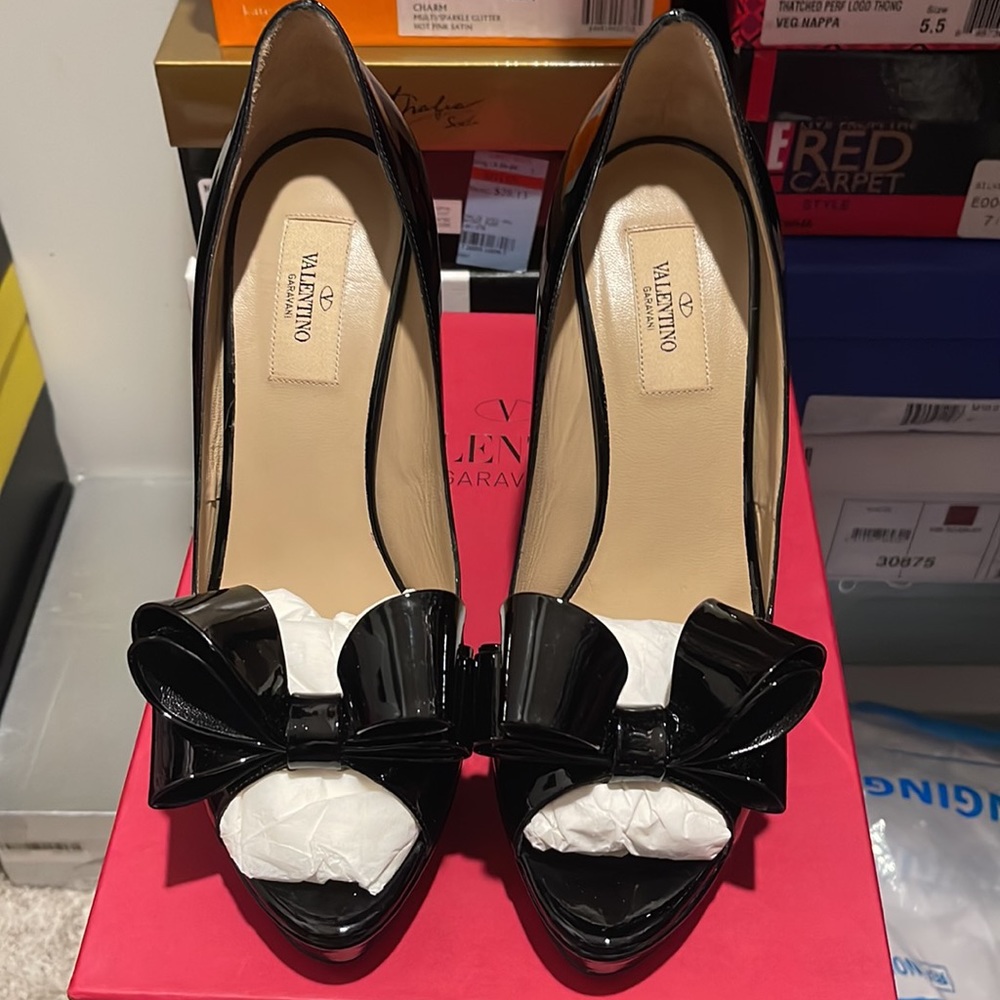 Valentino Black Bow Peep Toe Patent Pumps 🎉HP🎉